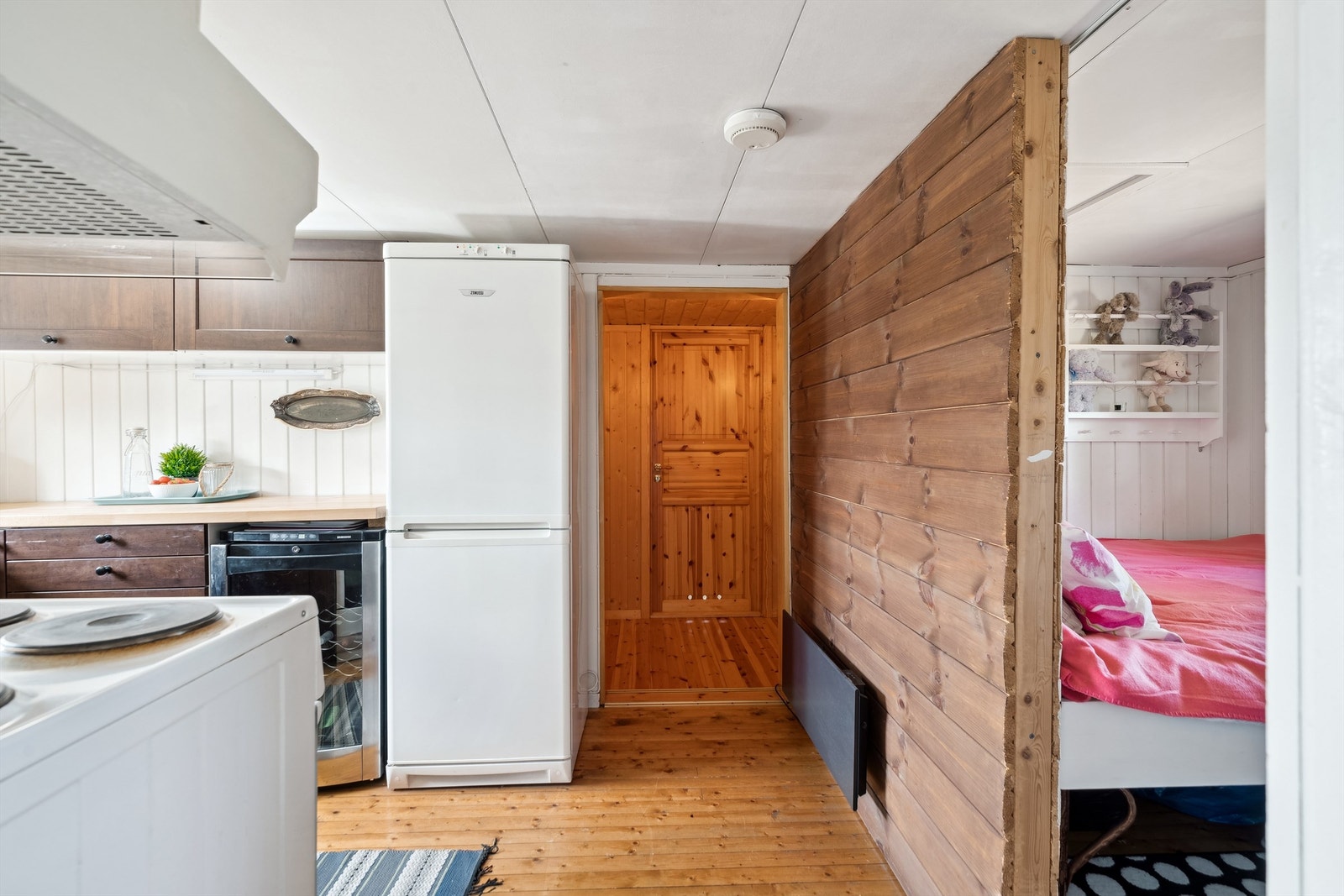 Fra kjøkkenet er det direkte tilgang til sovealkove Galleribilde