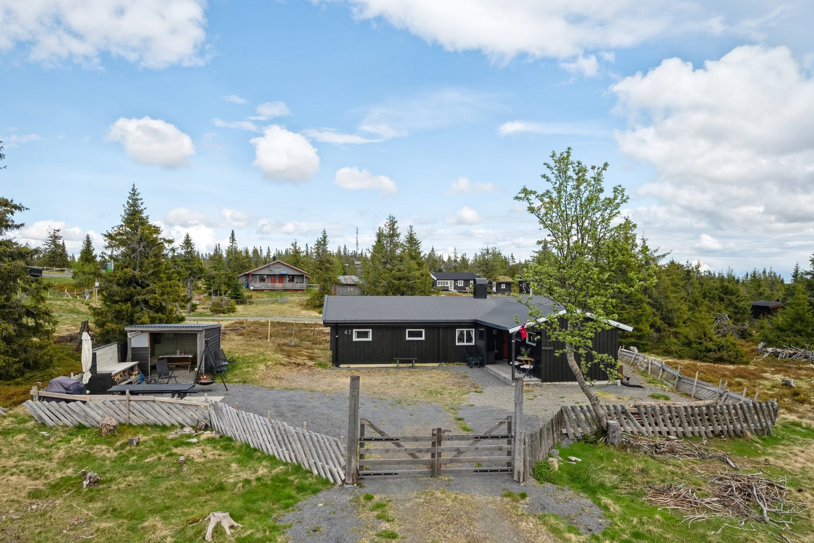 Innbydende fritidsbolig med sørvendt terrasse, innrammet av vakker natur og lune omgivelser. Galleribilde