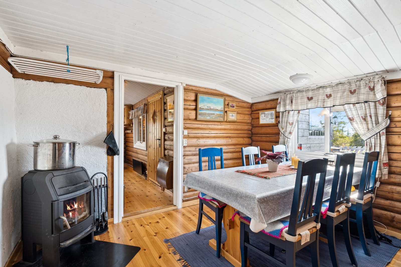 Spisestuen kobles direkte til stue og kjøkken, med peisovn som gir ekstra varme og stemning. Galleribilde