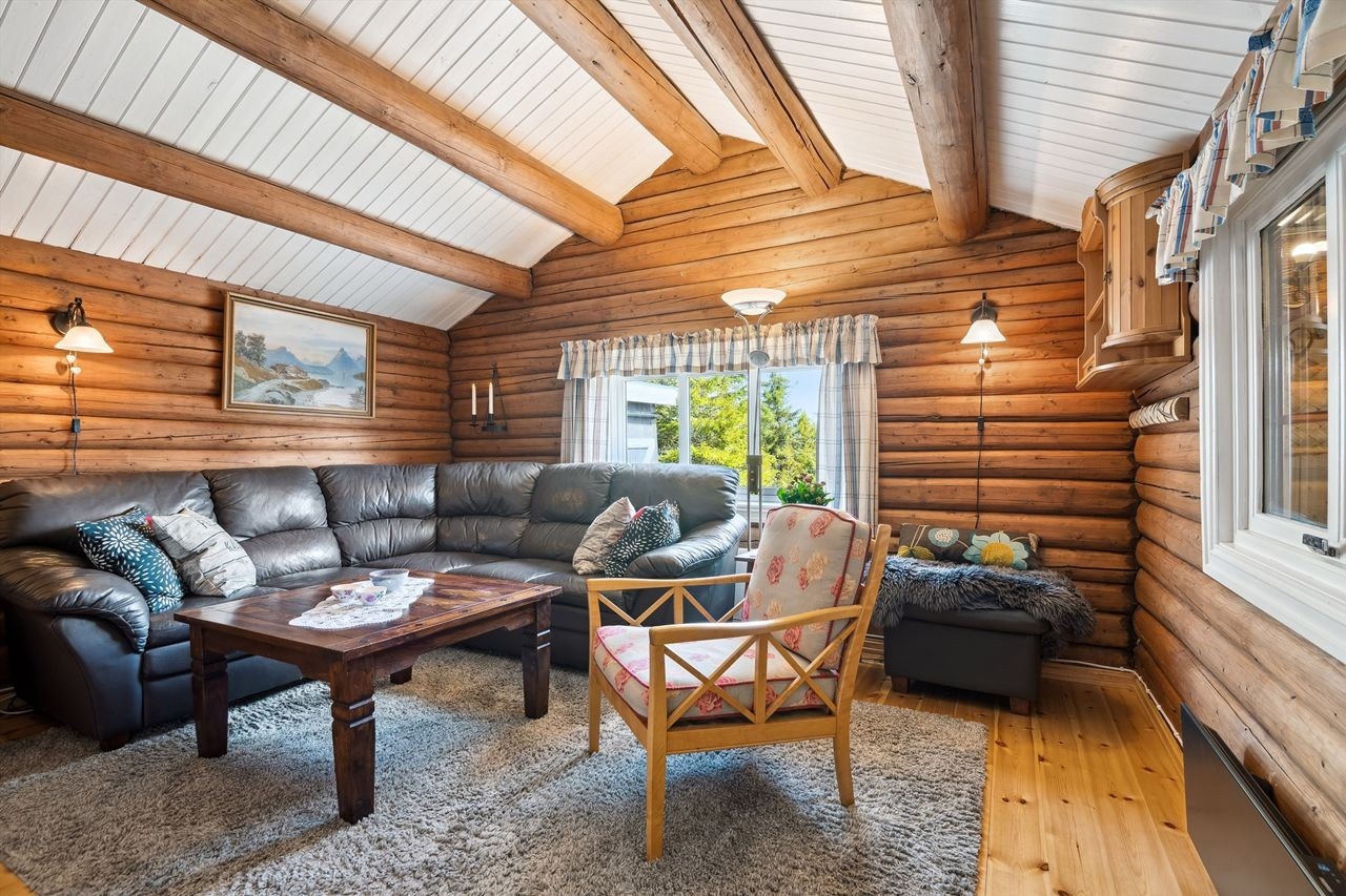 Stuen byr på en lun atmosfære og plass til hele familien. Galleribilde