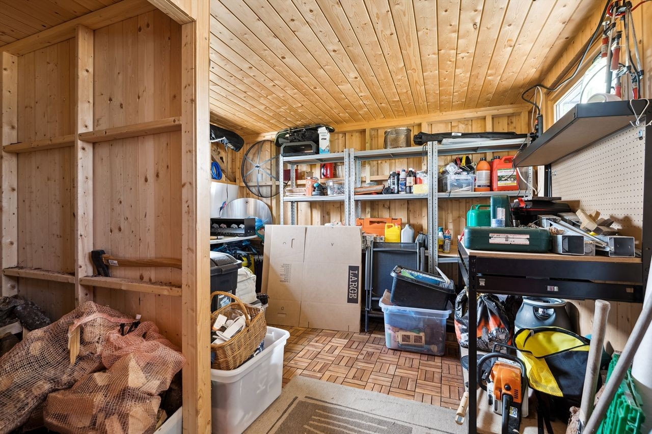 Boden gir rikelig lagringsplass for utstyr, ved og sesongartikler. Galleribilde