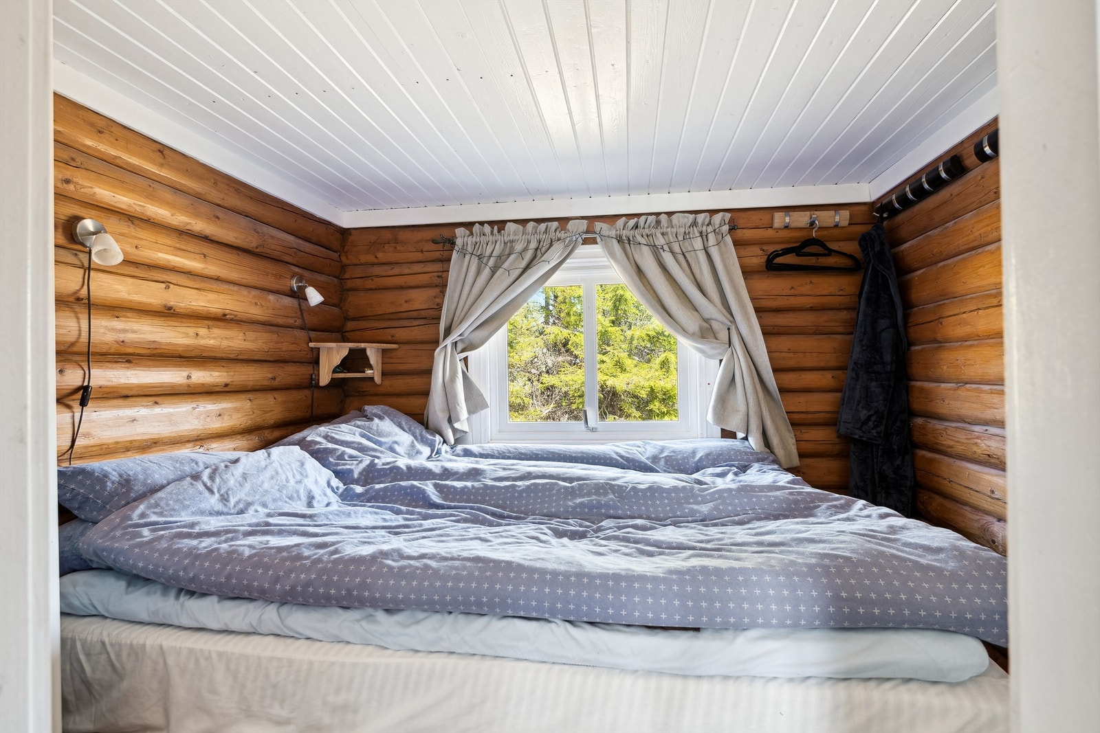 Hyggelig soverom med tømmervegger, gir en ekte hyttefølelse og god hvile. Galleribilde