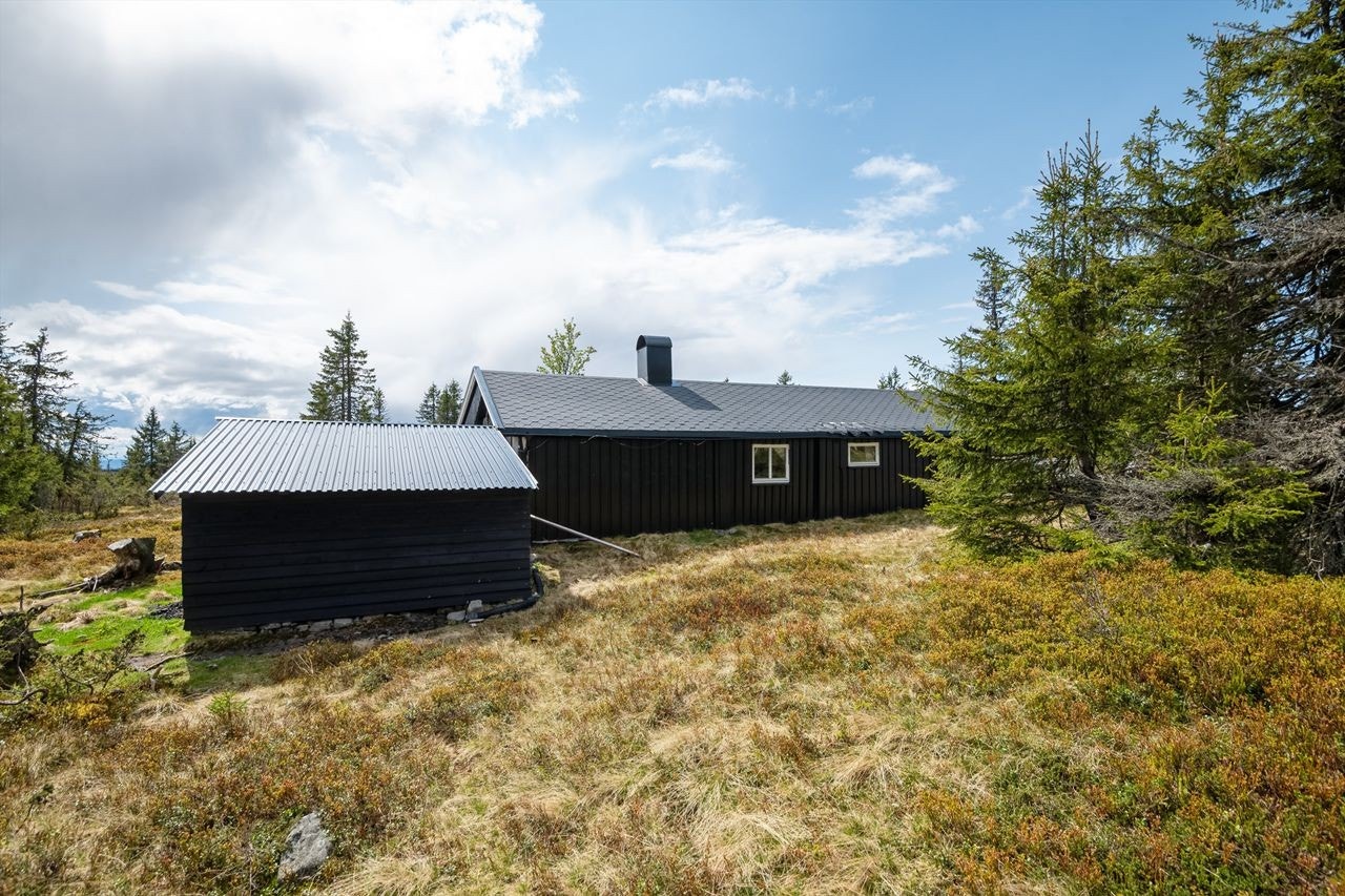 Hytta har en fin beliggenhet på Ljøsheim, kun 50 meter fra Hygga, og er plassert ca. 866 meter over havet. Galleribilde
