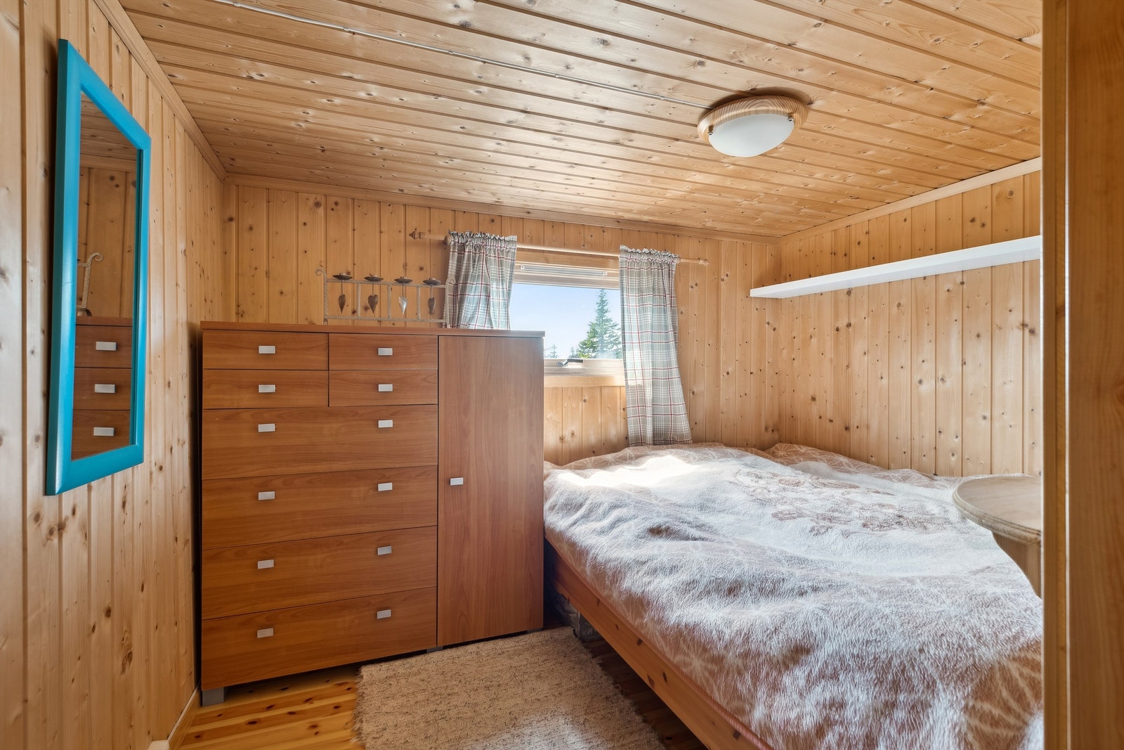 Romslig soverom med panelte vegger Galleribilde