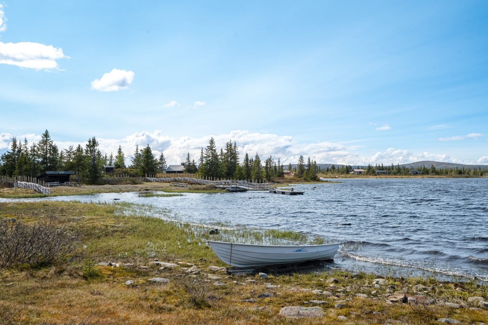 Ljøsheim byr på flotte bade- og fiskemuligheter, omgitt av vakker fjellnatur og friluftsliv året rundt. Galleribilde