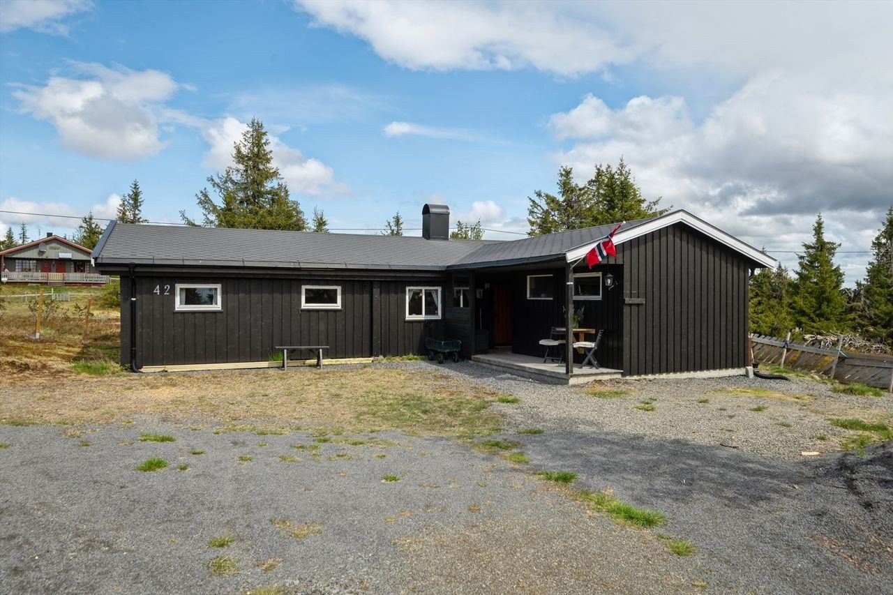 Hytta er opprinnelig oppført i 1045, men tilbygget senest i 1999. Galleribilde