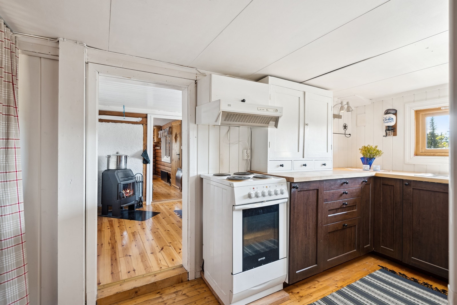 Kjøkken med heltre benkeplate, profilerte fronter og god arbeidsplass for matlaging. Galleribilde