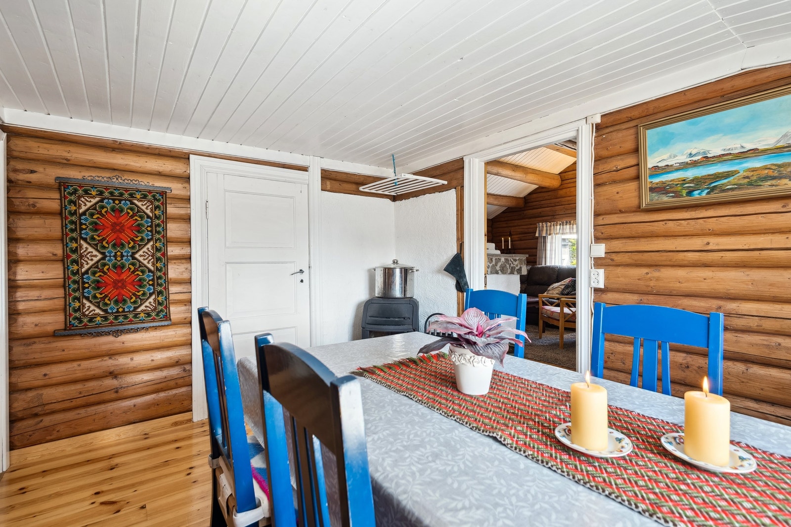 Spisestuen har god plass til et langbord Galleribilde