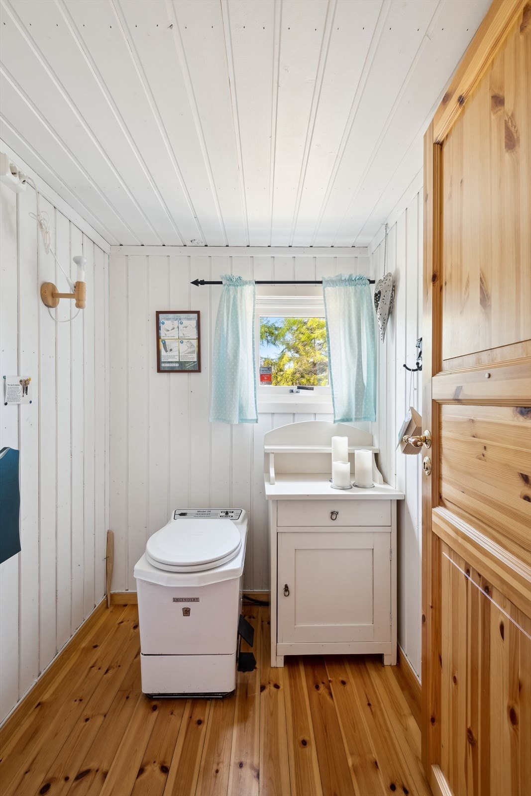 Separat toalettrom med forbrenningstoalett og enkel innredning, enkelt og funksjonelt. Galleribilde