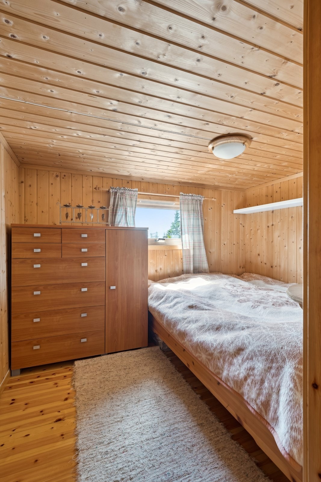 Soverommet har god plass til oppbevaring Galleribilde