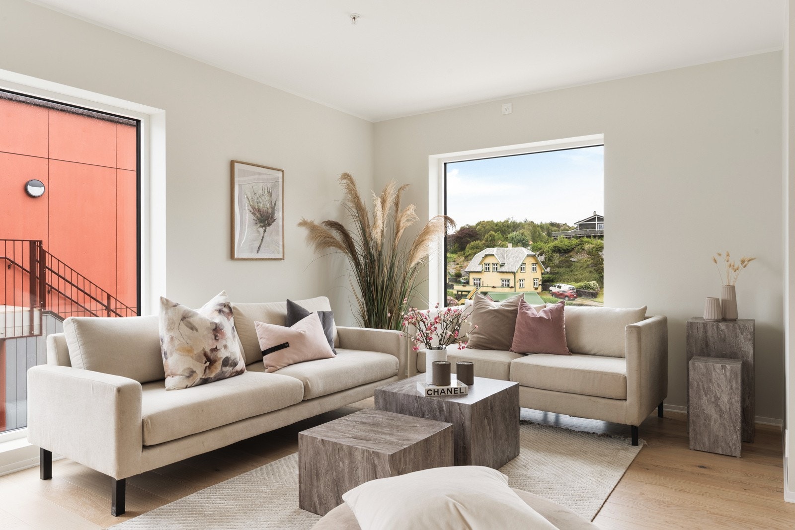 Lys og romslig stue med store vindusflater! Galleribilde