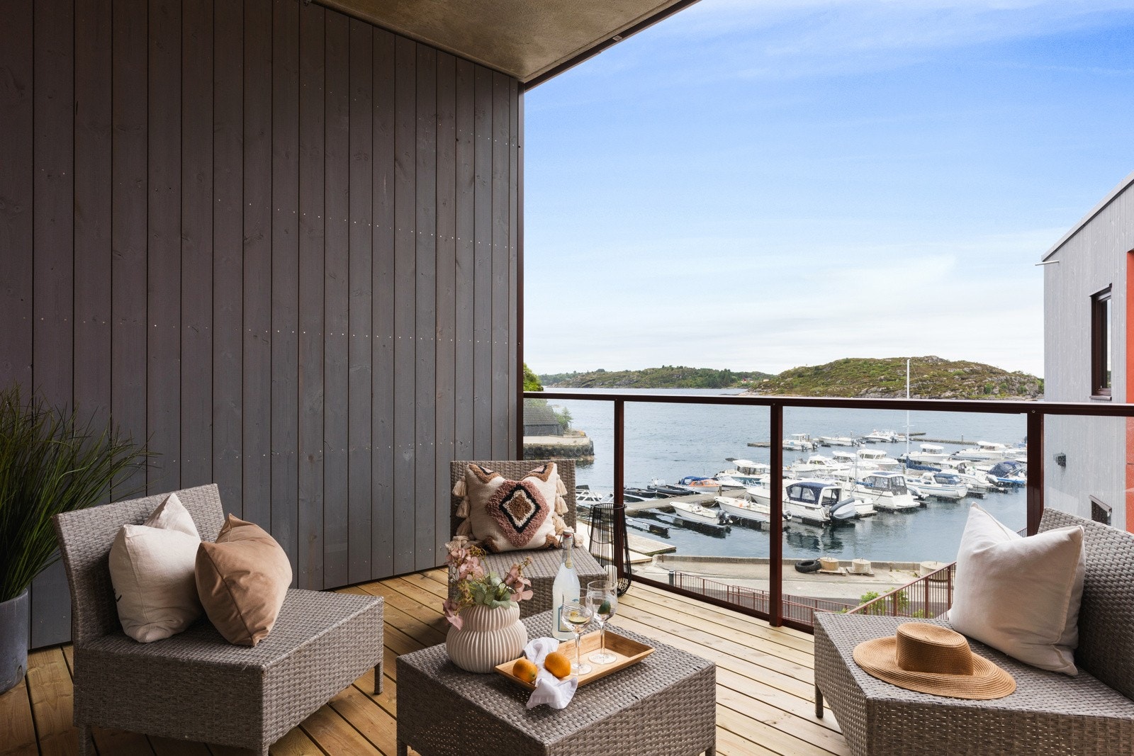 Med vestvendt beliggenhet nyter du optimale solforhold og en nydelig sjøutsikt - perfekt for både avslapning og sosiale sammenkomster. Galleribilde