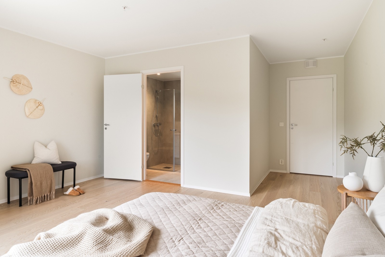 Hovedsoverom er på hele 18,6 kvm og har tilgang til eget baderom på 5,1 kvm. Galleribilde