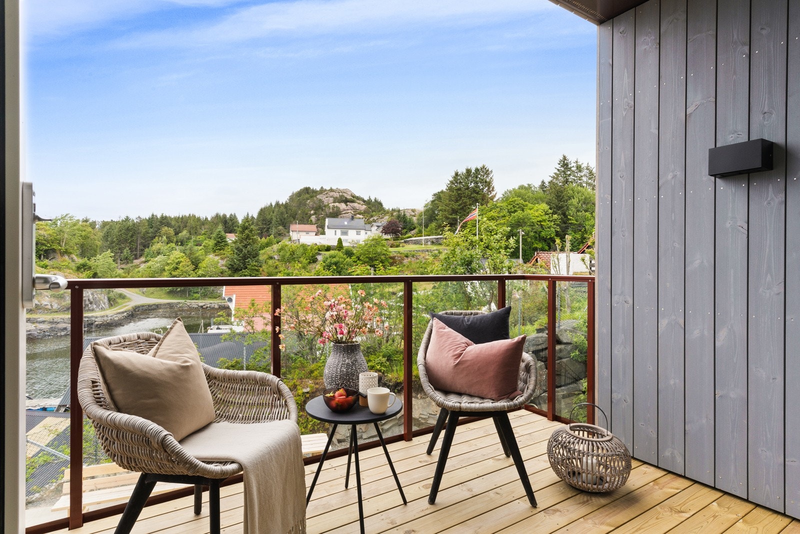 Flott balkong med nydelig utsikt fra stuen. Galleribilde