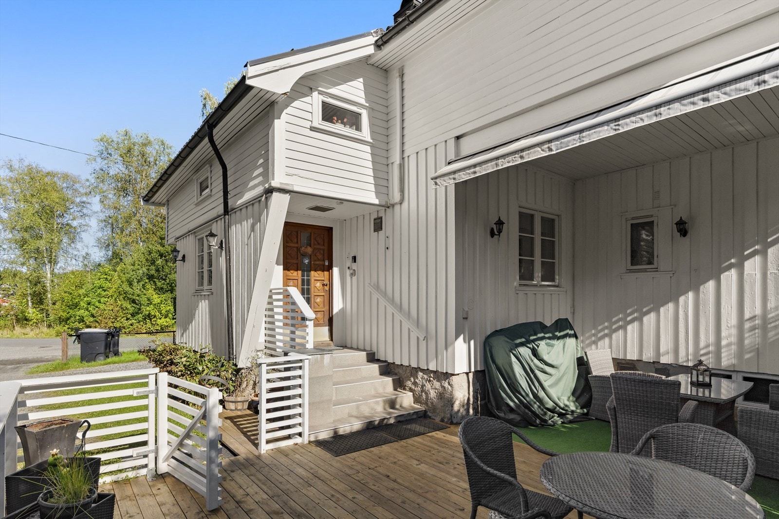 Inngangsparti med terrasse, delvis takoverbygget. Varmekabler på trappen. Galleribilde