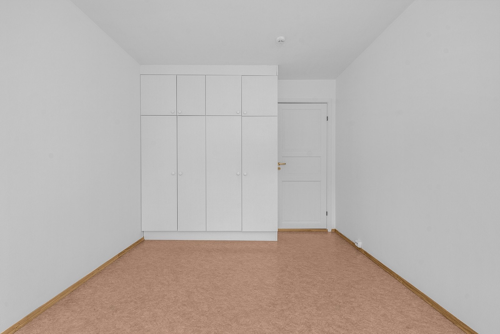 God lagringsplass i garderobeskap Galleribilde