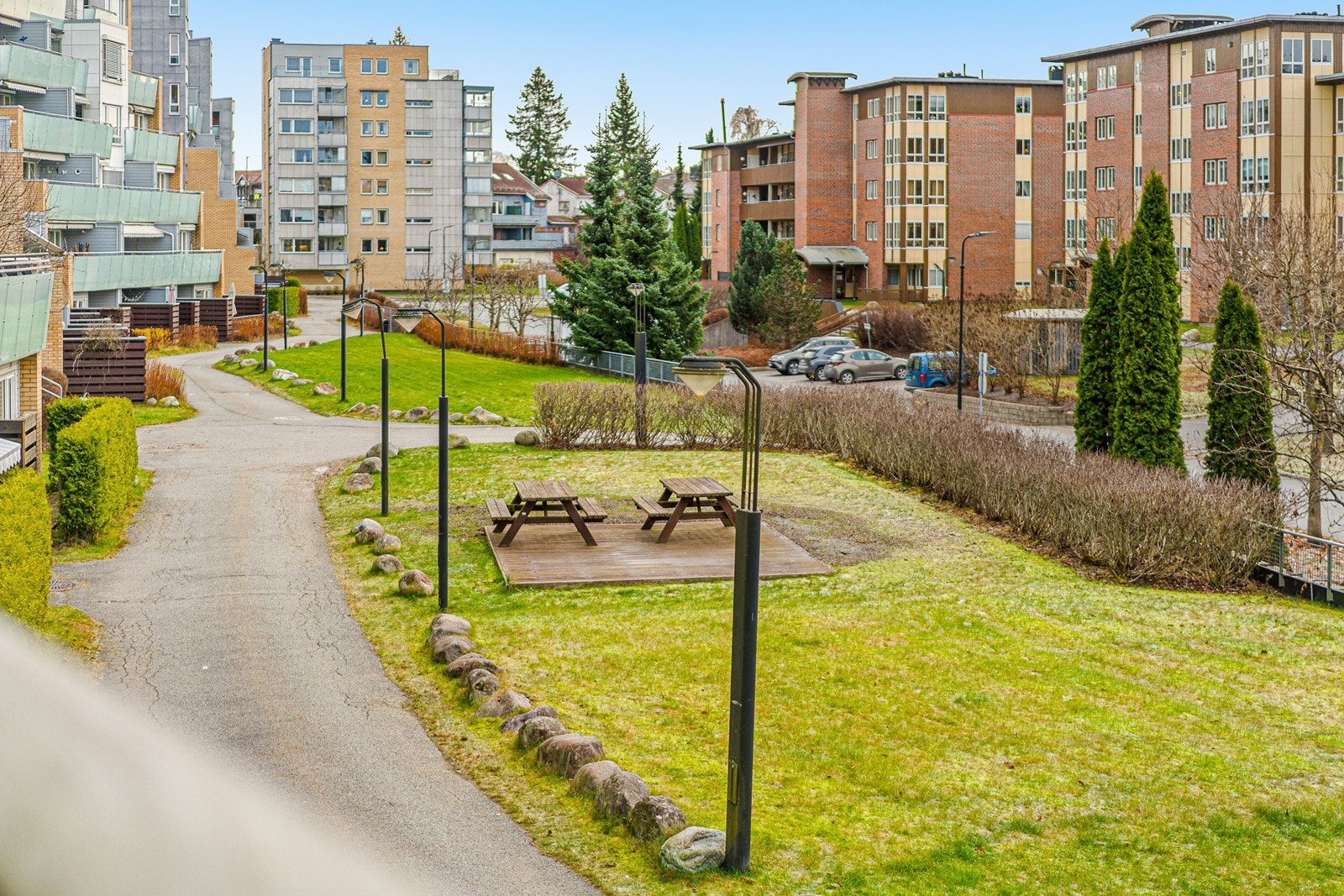 Flotte fellesarealer med plen, benker m.m. Galleribilde