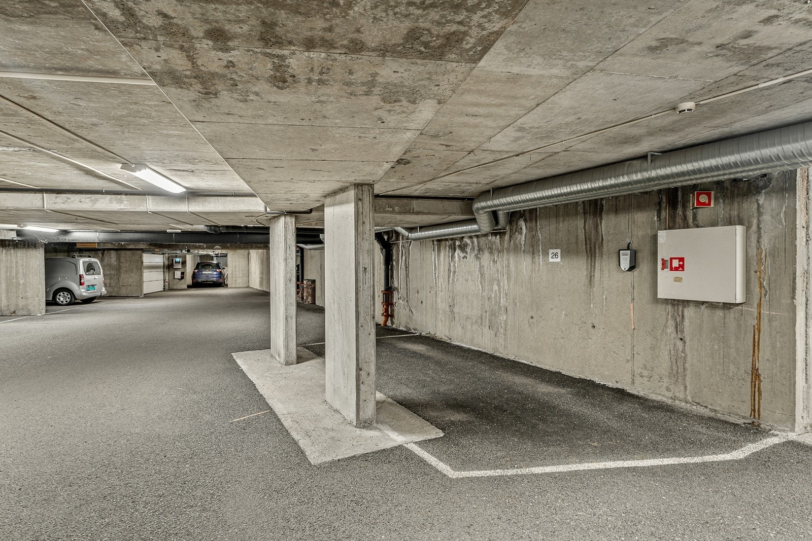 Leiligheten disponerer en parkeringsplass i garasje, klargjort for elbillader. Galleribilde