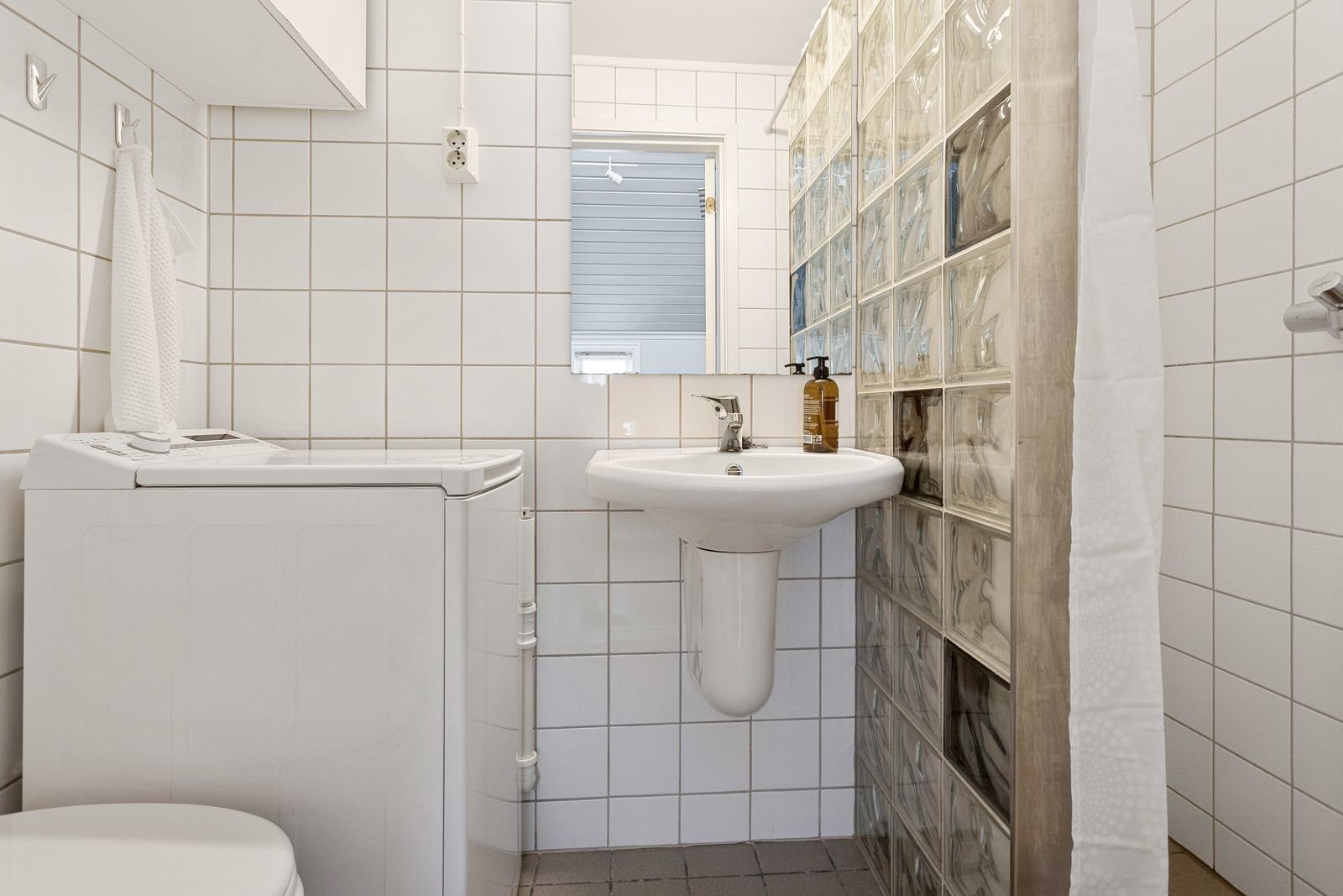 Flislagt bad med varmekabler i gulv. Det er installert vaskemaskin. Galleribilde