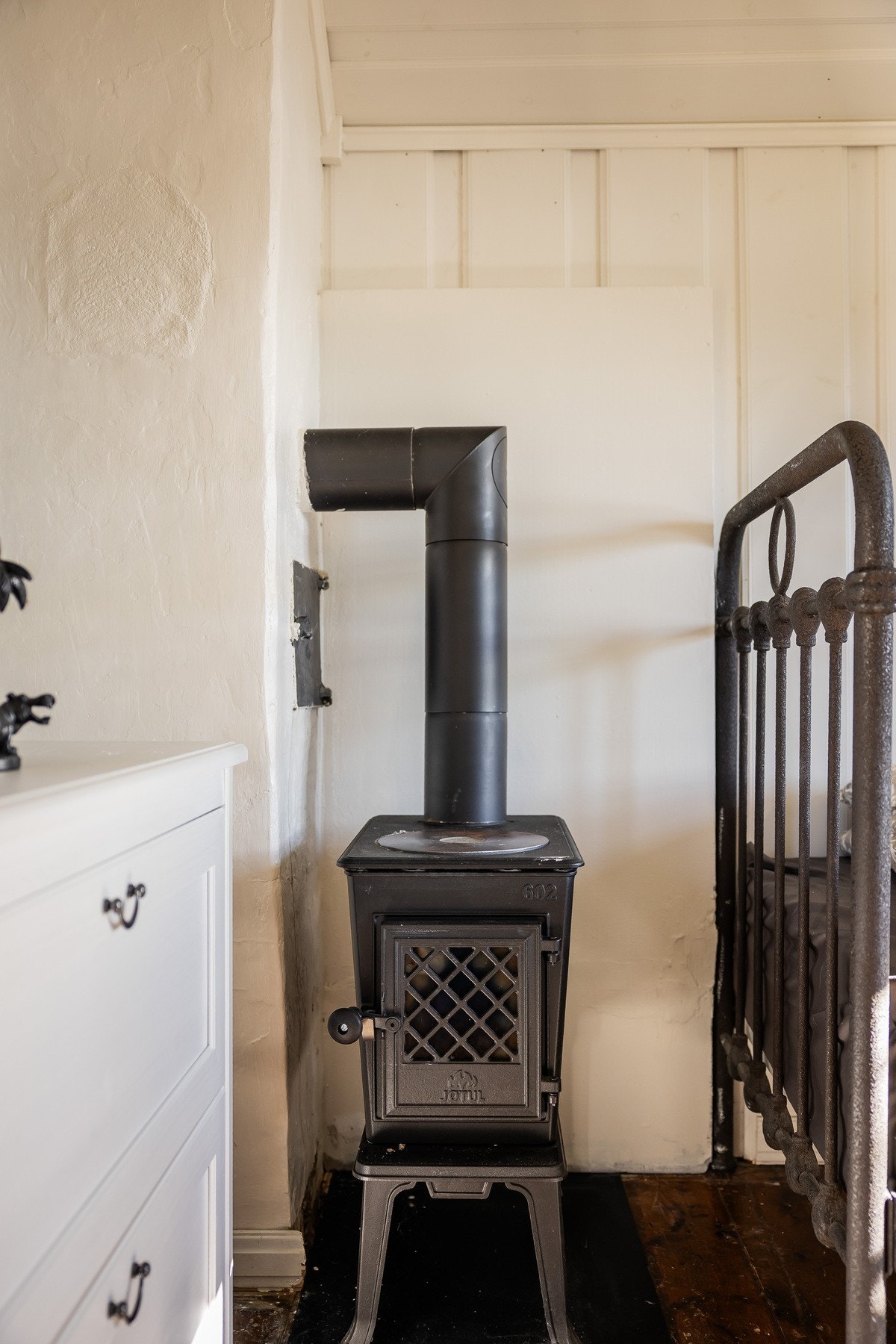 Soverommet har et lunt preg med vedovn som gir både varme og atmosfære. Galleribilde