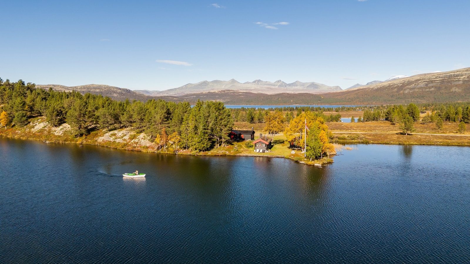 Hyttetunet ligger vakkert til nede ved vannkanten. Galleribilde