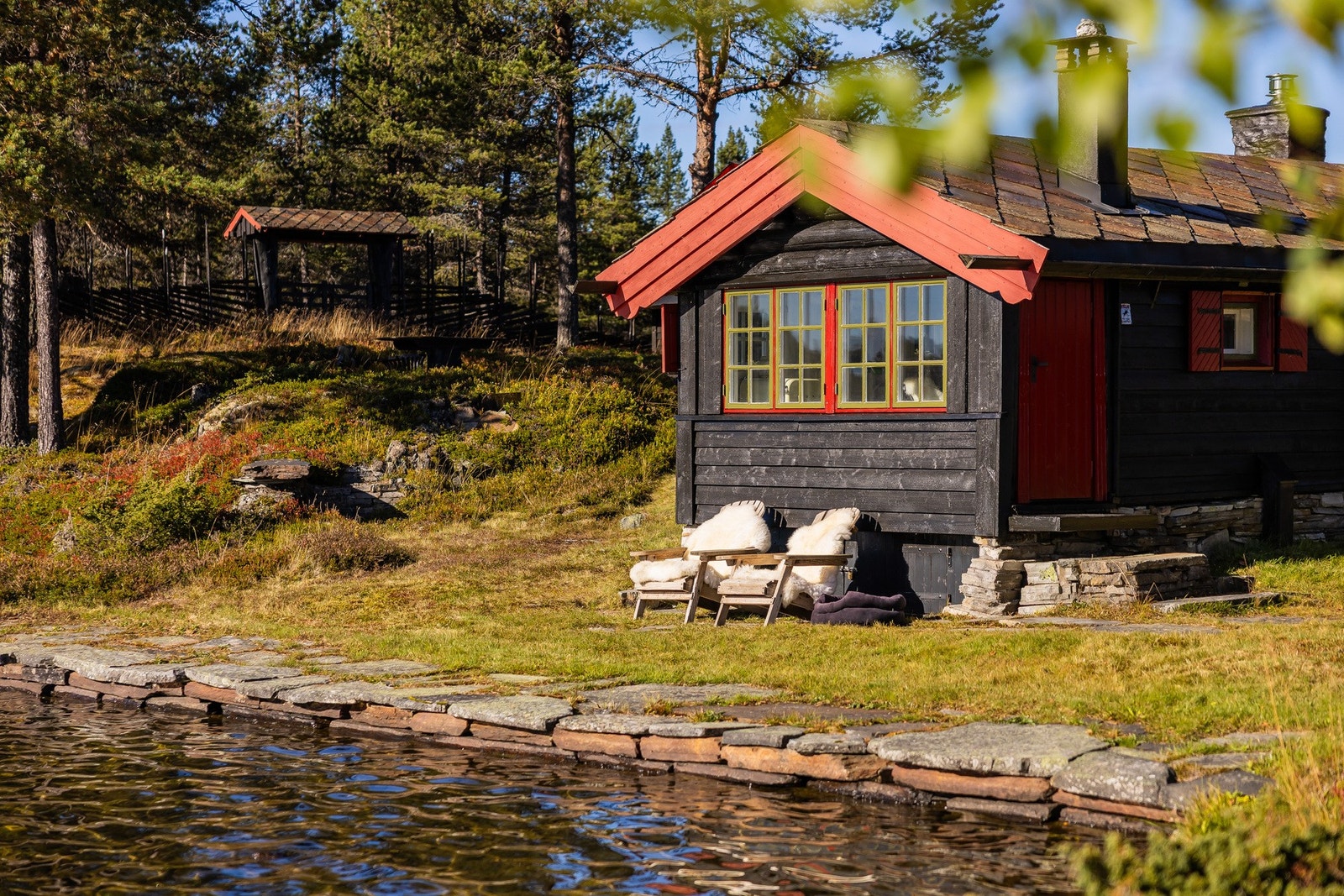 Gamlestua består av to rom som i dag benyttes peisestue og kjøkken med spiseplass. Galleribilde