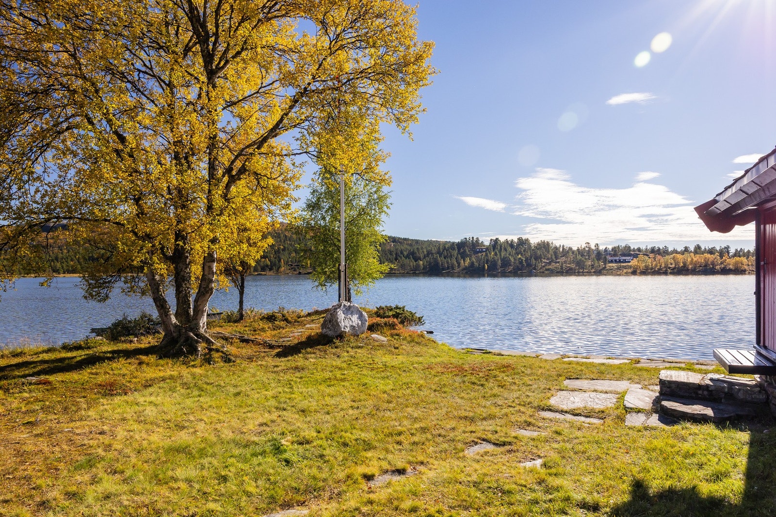 På tunet er det en robust robåt samt to kajakker som gir enkel tilgang til vannet og de rolige omgivelsene. Galleribilde