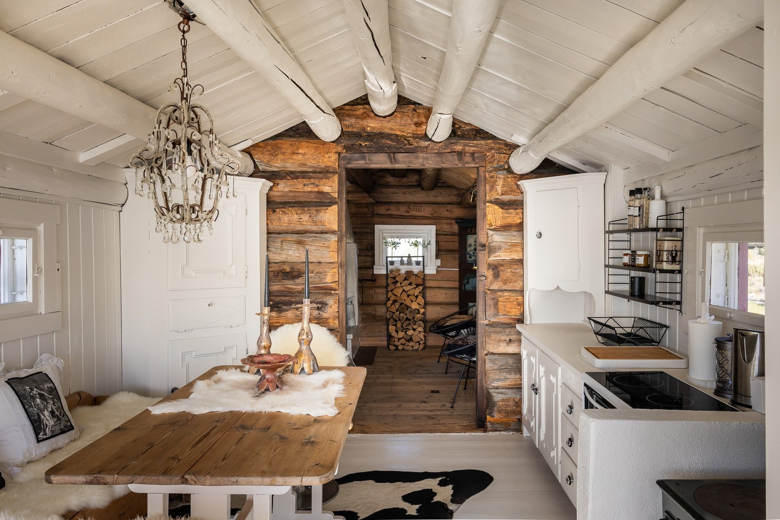 Bygget er opprinnelig en jaktbu fra rundt 1746, og tømmerveggene og de murede skorsteinspipene gir et tydelig historisk uttrykk. Galleribilde