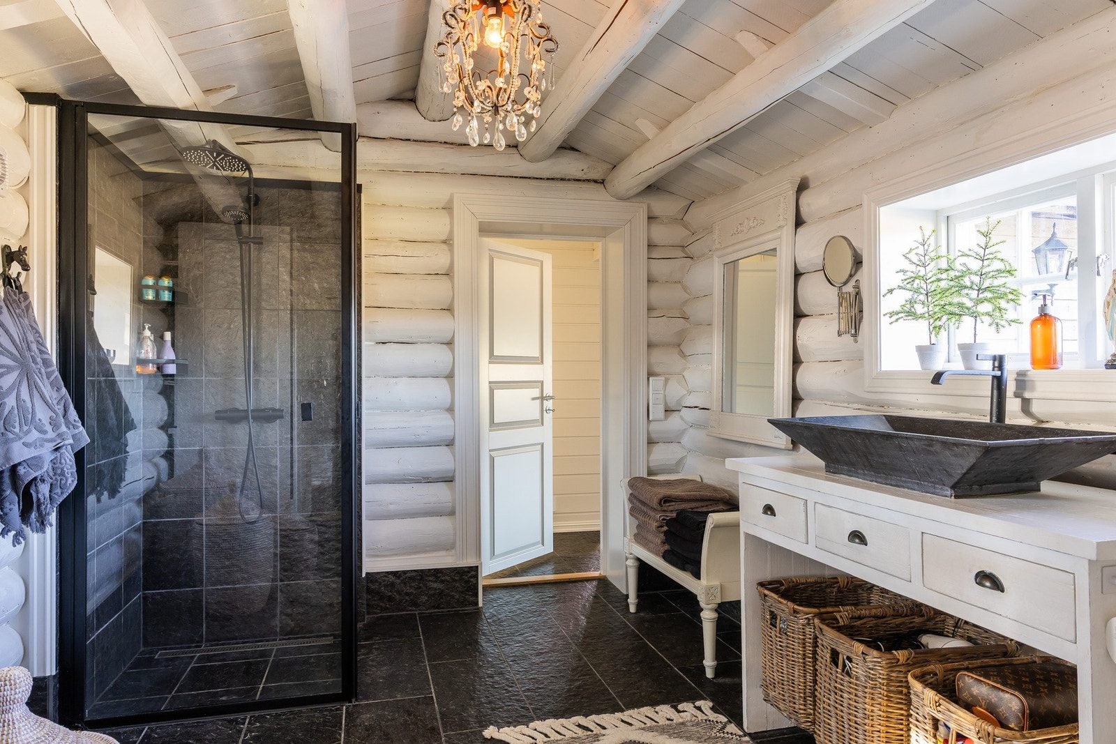 Badet er utstyrt med servantinnredning, vegghengt toalett og dusjhjørne. Vaskemaskin og tørketrommel er innebygd og medfølger. Galleribilde