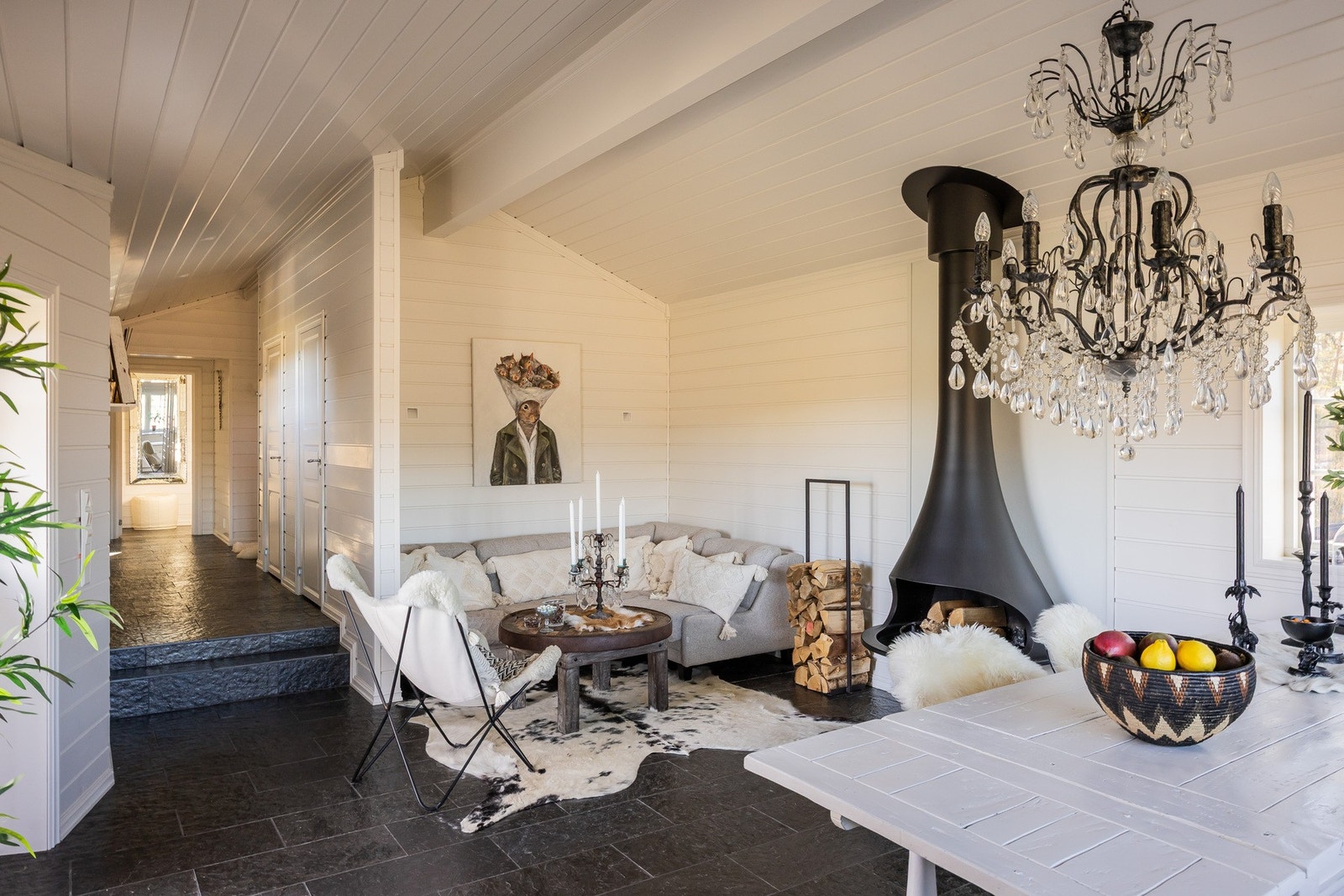 Det er montert en påkostet, takhengt peis fra 2019, designet av Jean-Claude Bordelet (Tatiana 997). Galleribilde