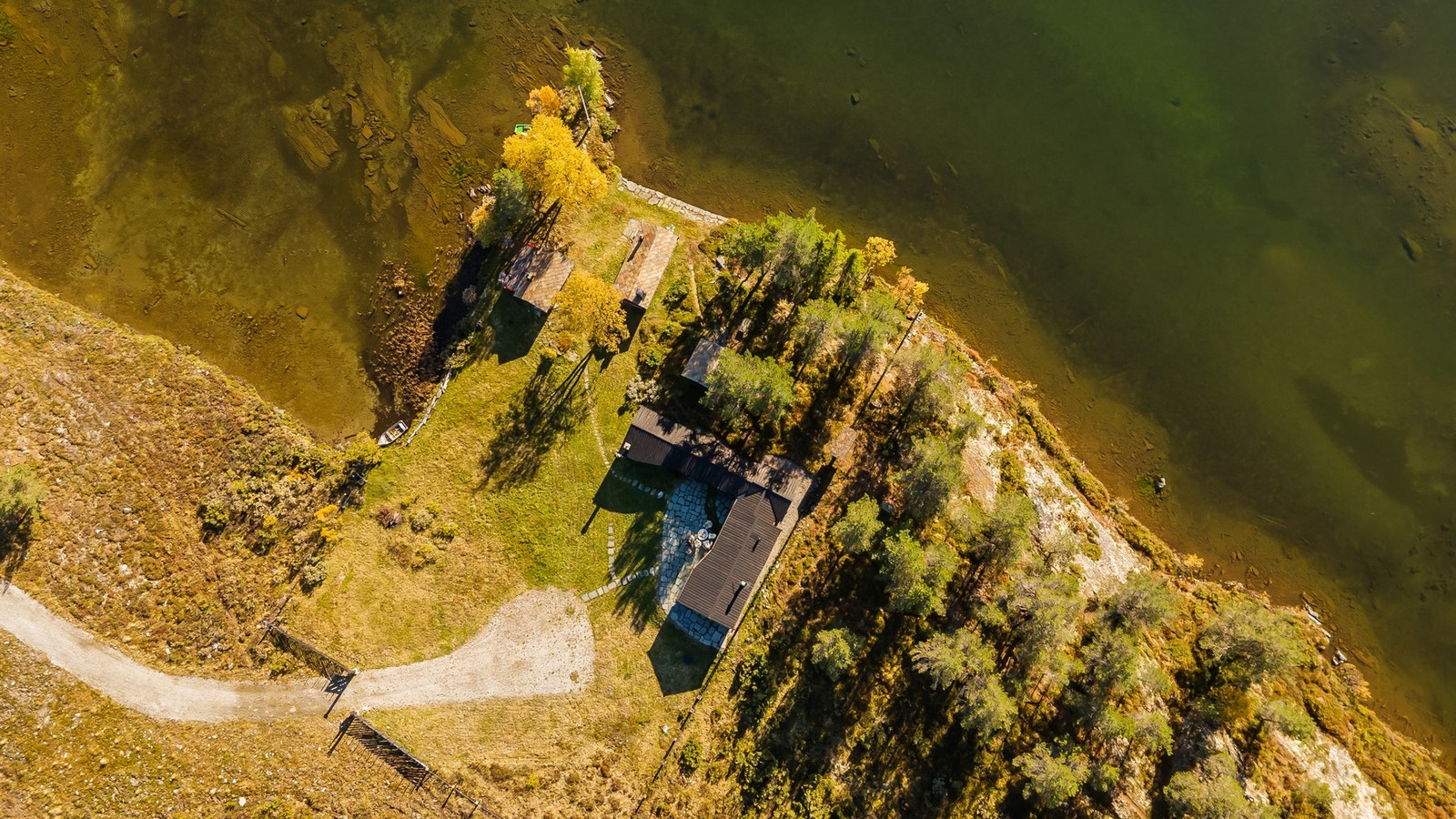 Tunet omfatter et hovedhus, Gamlestua, et anneks og kvernhus. Galleribilde