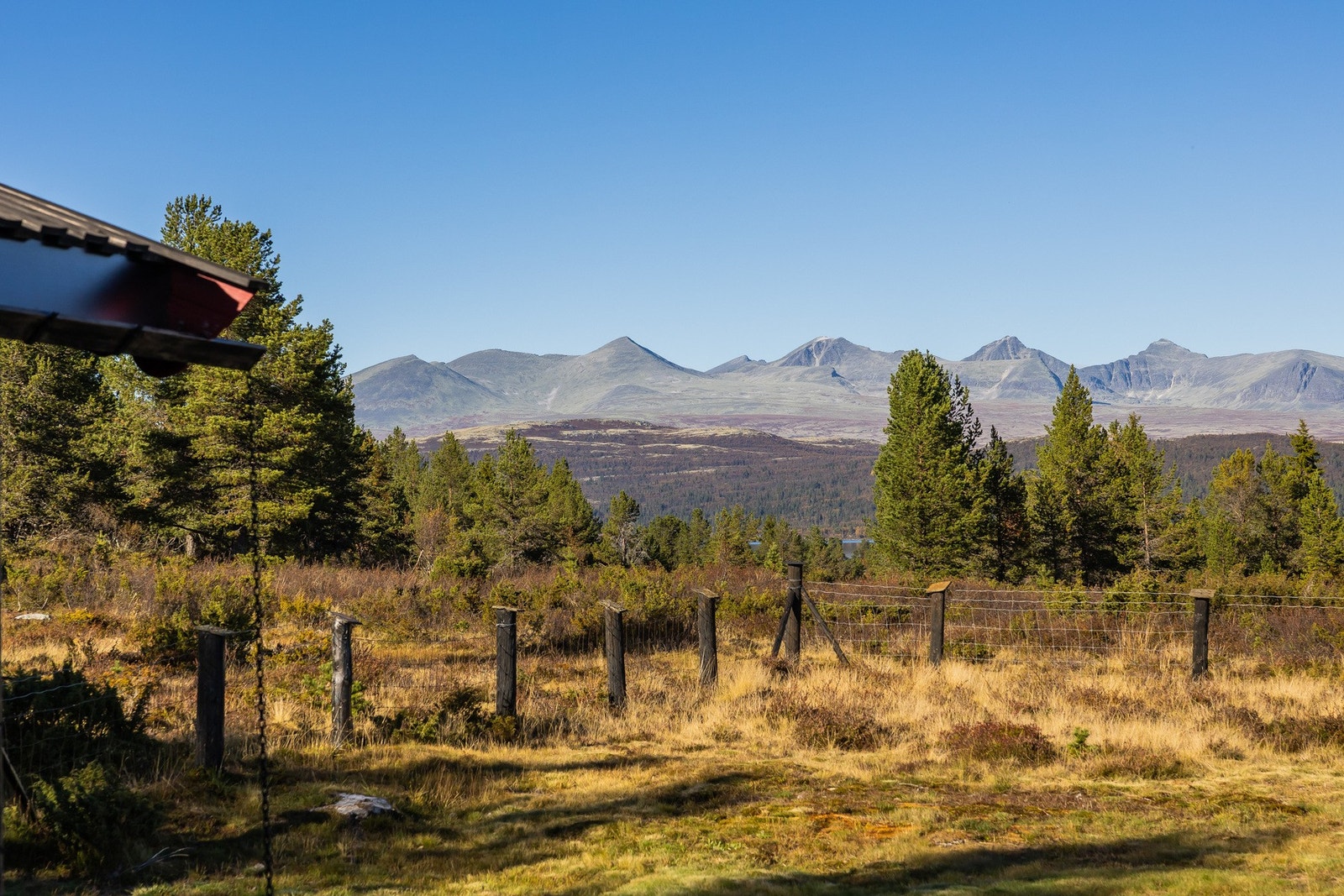 Landskapet er omkranset av storslått norsk natur med Rondane i nord, Kvamsfjellet i sør og Jotunheimen i vest. Galleribilde