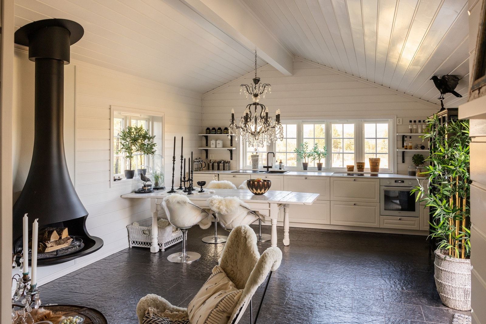 Hovedboligen fremstår som et naturlig samlingspunkt for familien og består av entré, gang, stue/kjøkken, to soverom, bad, toalettrom og teknisk rom. Galleribilde