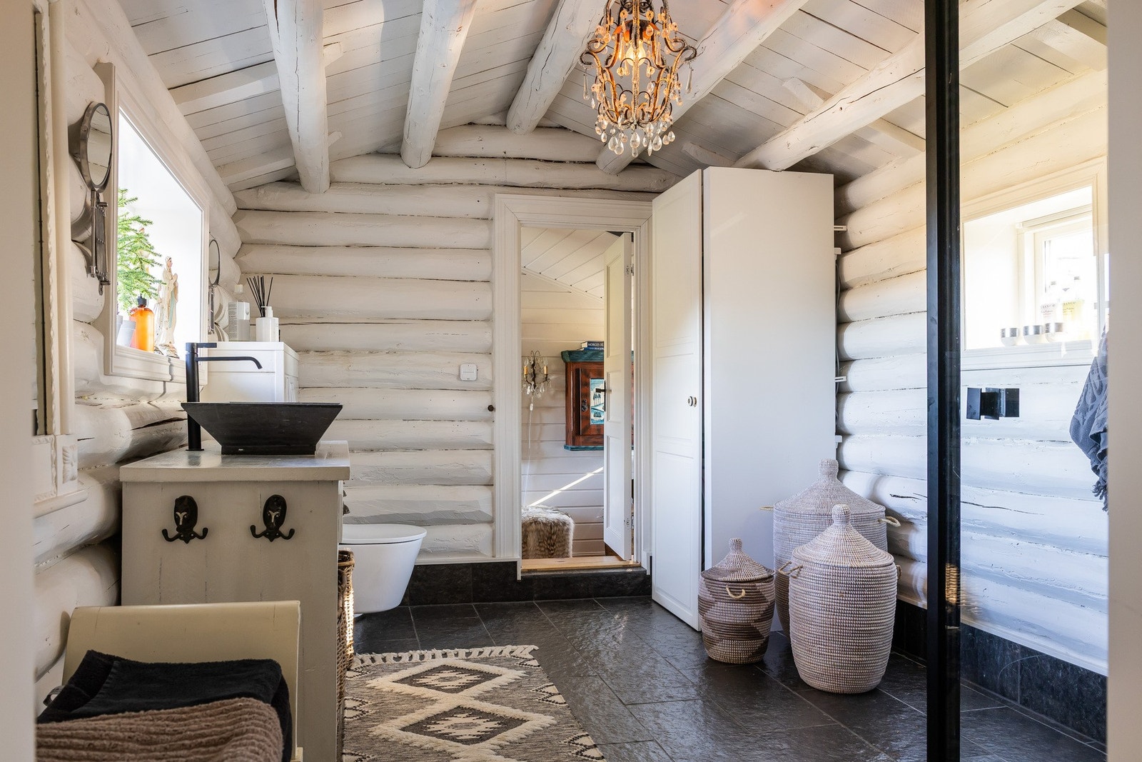 Vaskemaskin og tørketrommel er innebygd og medfølger. Galleribilde