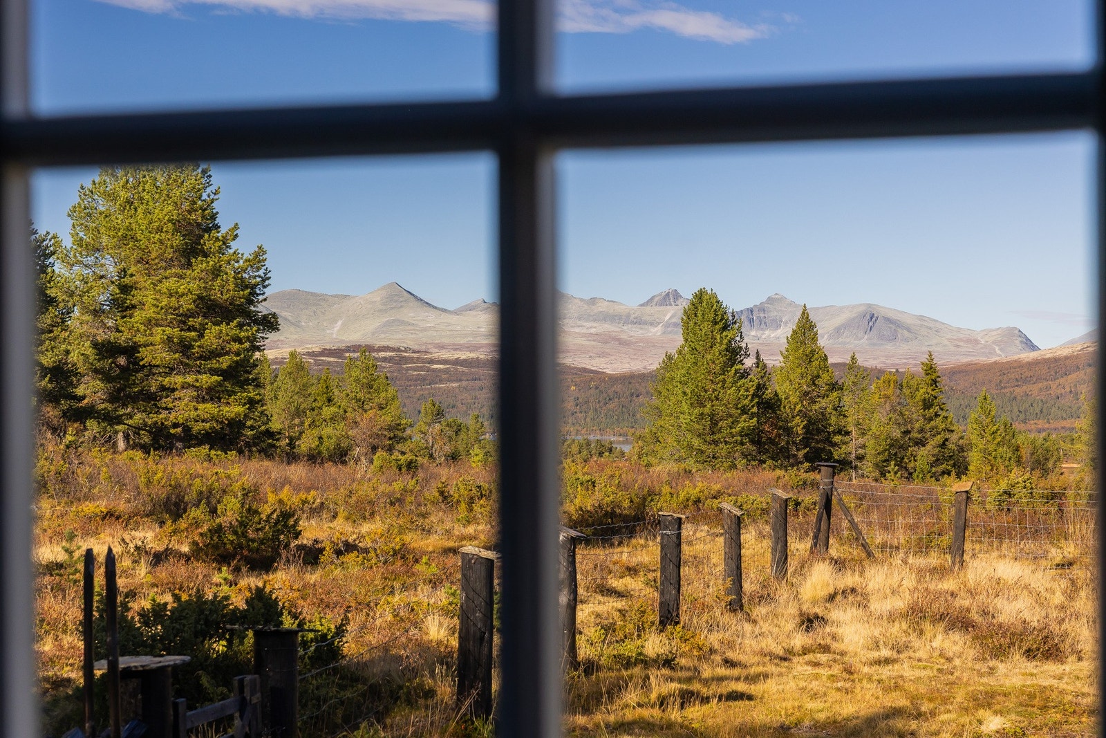Nydelig utsikt over det omkringliggende fjellandskapet. Galleribilde