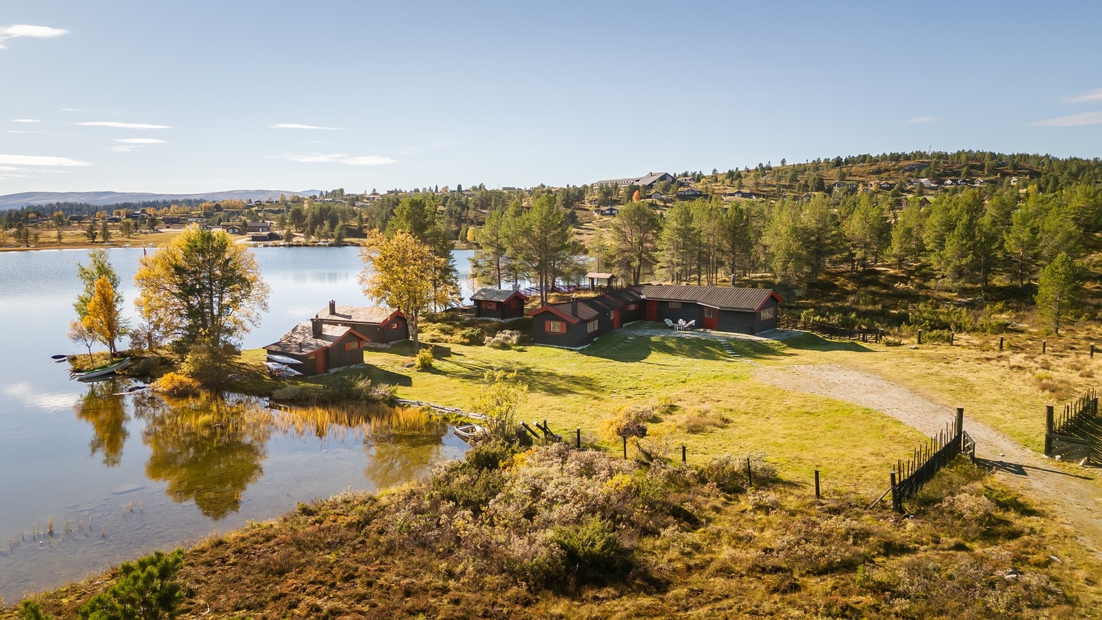 Byggene er nøye tilpasset terreng slik at utsikt & solforhold er optimalisert, samtidig som beliggenheten er usjenert, uten gjenboere som påvirker hyttefreden. Galleribilde