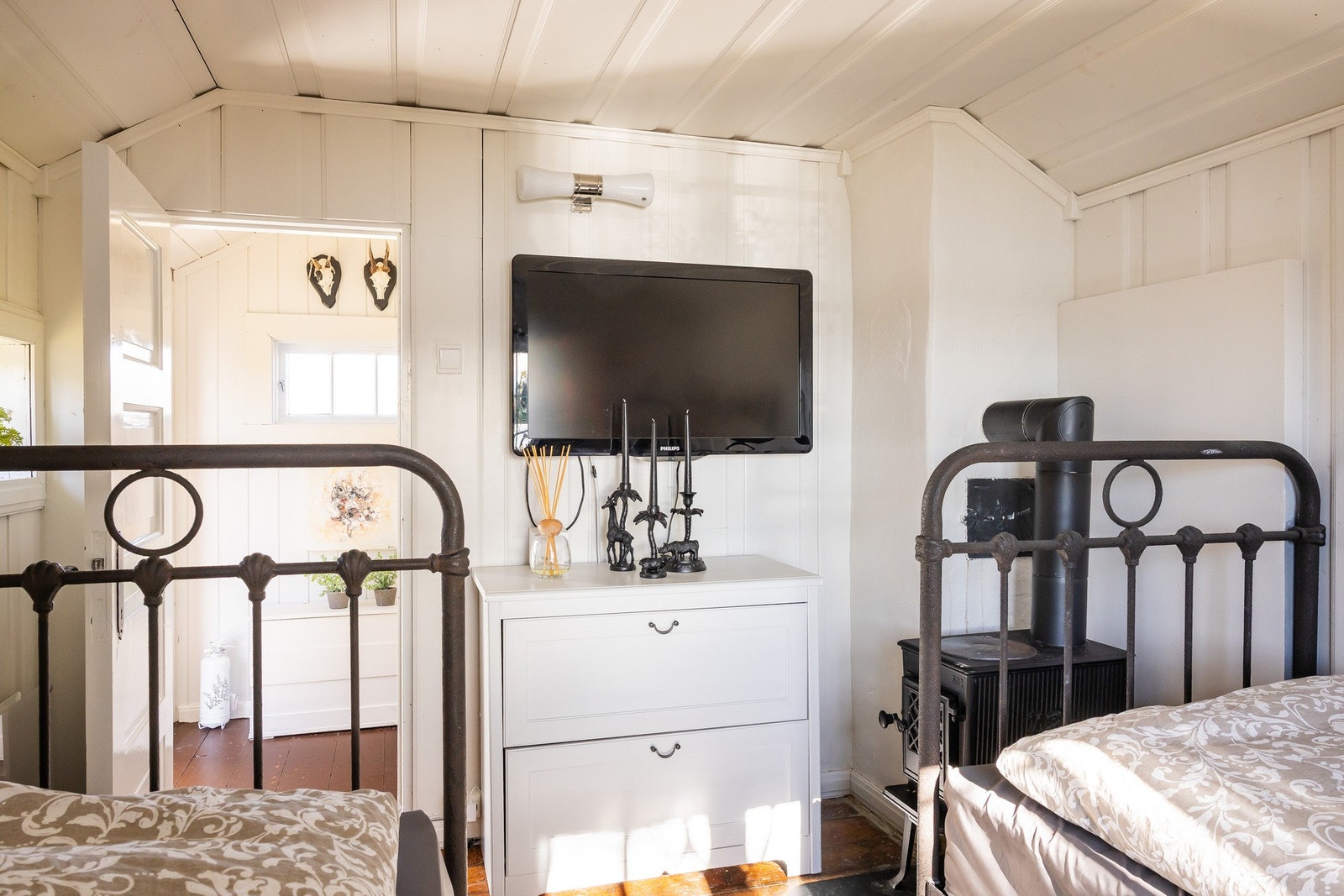 I tillegg finnes en liten mellomgang og et rom med utslagsvask og forbrenningstoalett fra Cinderella. Galleribilde