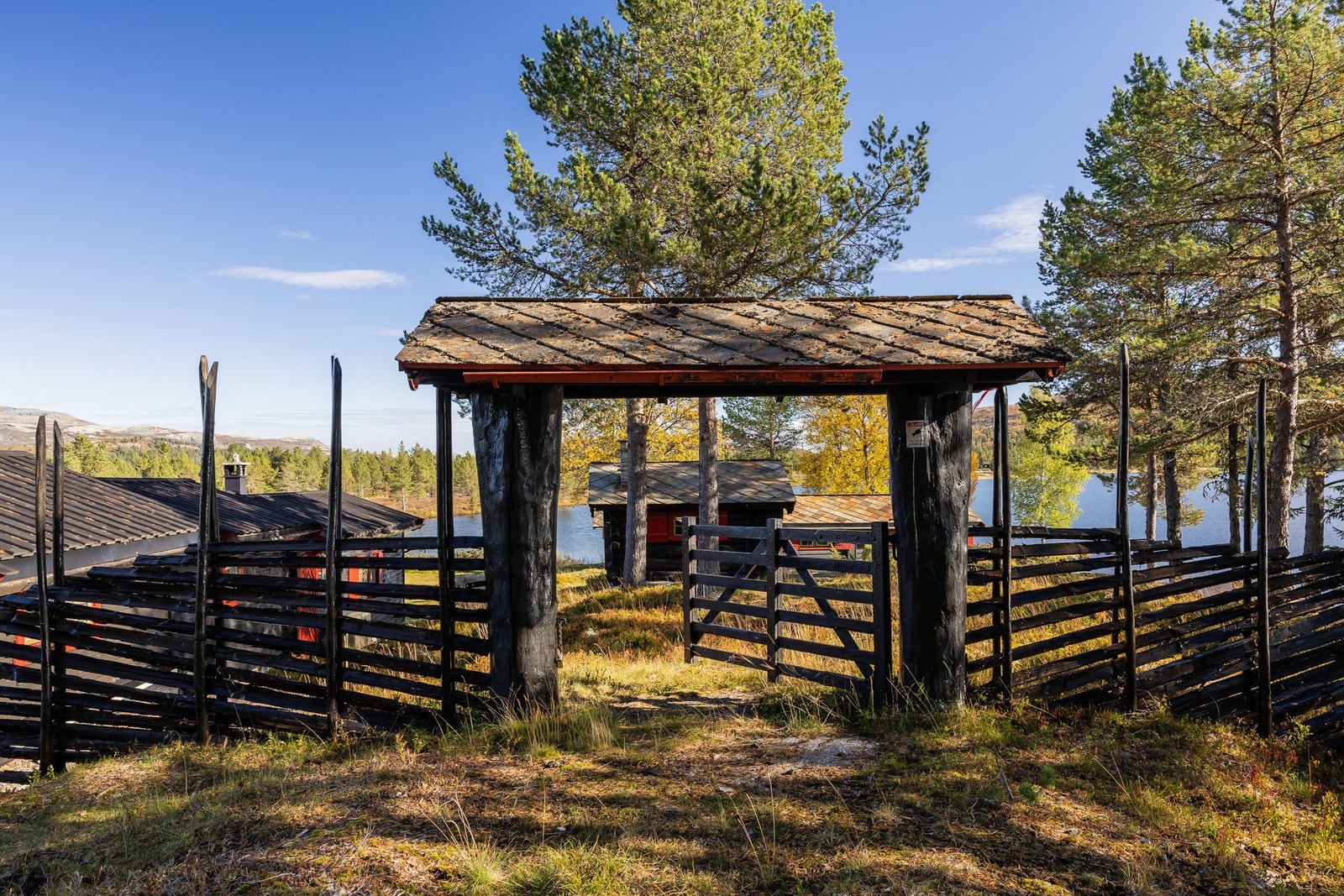 Hyttetunet er inngjerdet med et gjerde som ble etablert på 1930-tallet, før dagens reguleringsbestemmelser, og har siden kun blitt vedlikeholdt. Kommunen har bekreftet at gjerdet er lovlig. Galleribilde