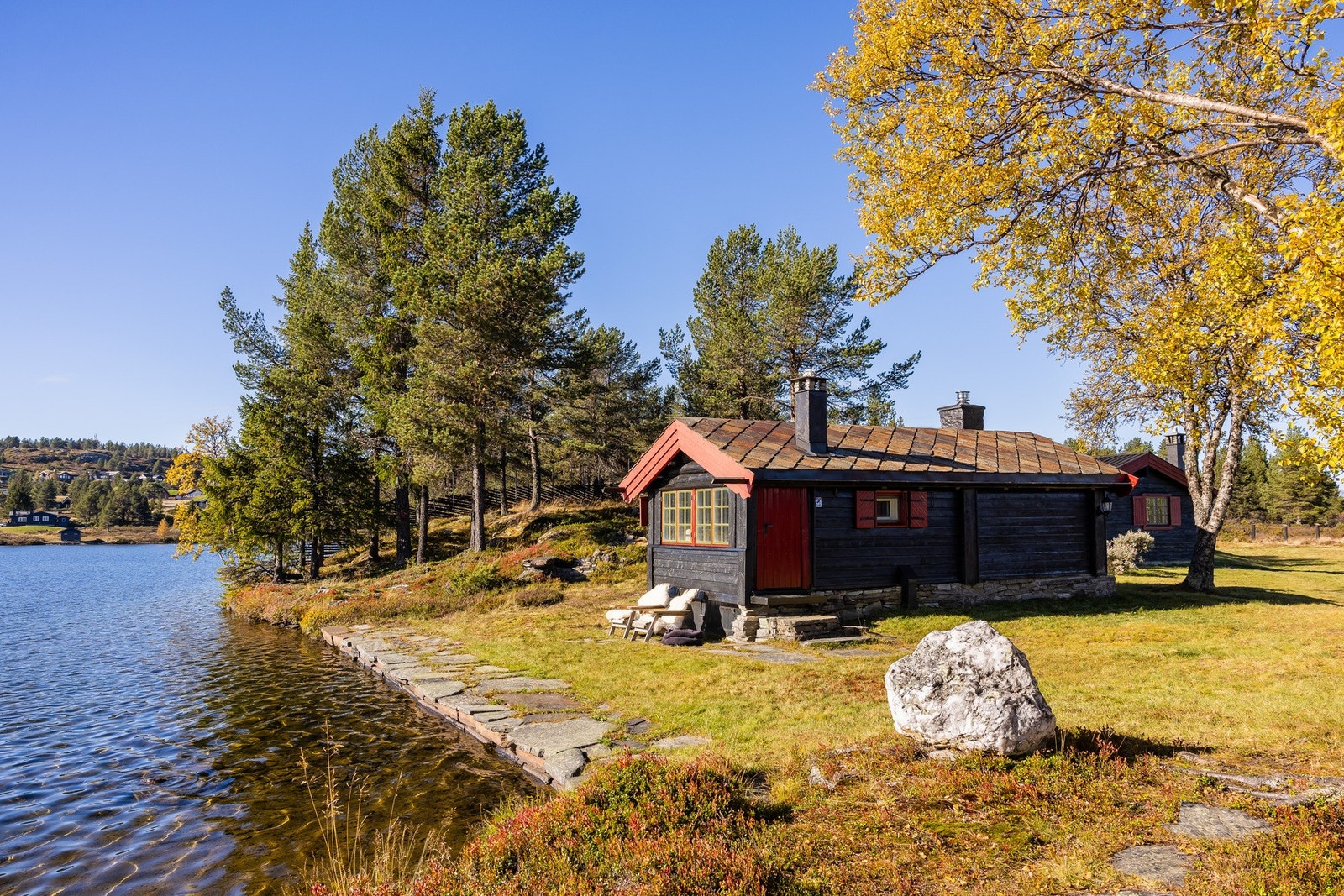 Sommerdager kan tilbringes i solen med en bok i hånden, mens lyden av vann som klukker mot steinkanten gir en ro som er vanskelig å finne andre steder. Galleribilde