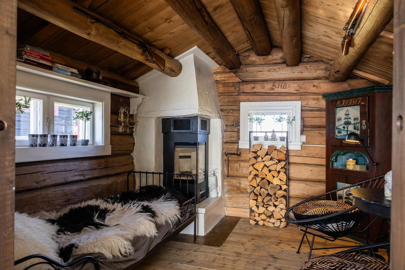 Den nye lukkede peisen med røykrør fra 2024 er en moderne tilpasning som er integrert uten å forstyrre byggets opprinnelige karakter. Galleribilde