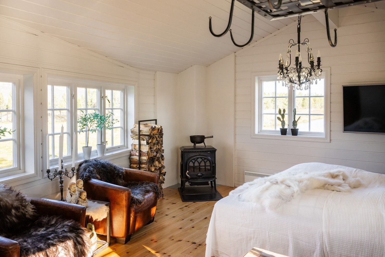 Soverommet oppvarmes med en vedovn fra 2000 samt elektriske panelovner. Galleribilde