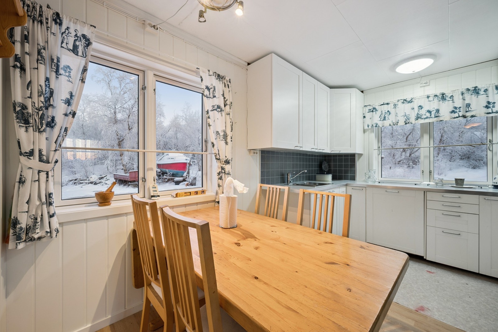 På kjøkkenet er det plass for romslig spisebord Galleribilde