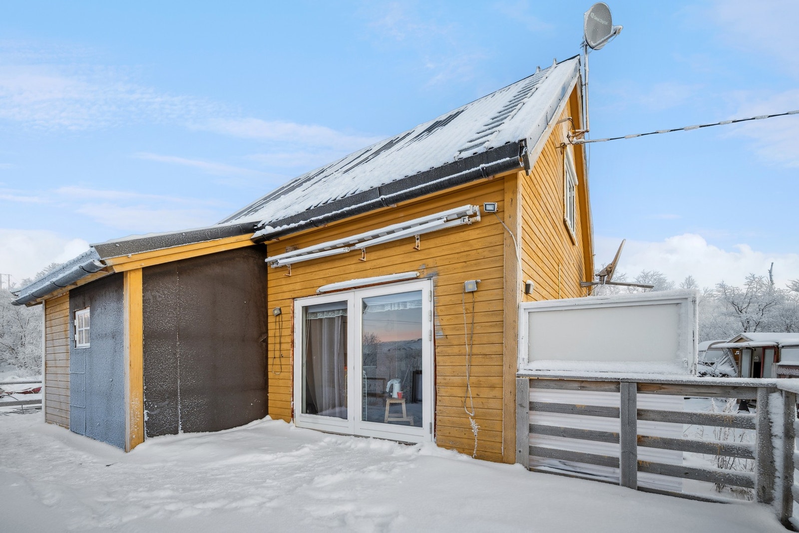 Fasade og terrasse Galleribilde