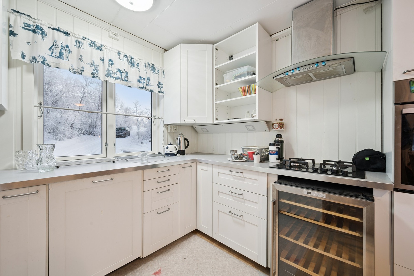 På kjøkkenet er det 4 platers steketopp med gass, komfyr, oppvaskmaskin og vinskap Galleribilde