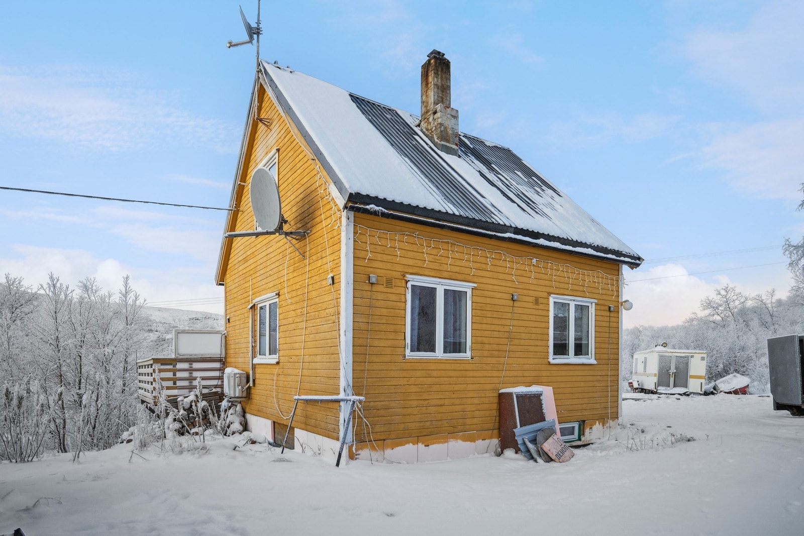 Yttertaket består av metallplater fra ukjent årstall, men er oppgradert de siste tiår Galleribilde