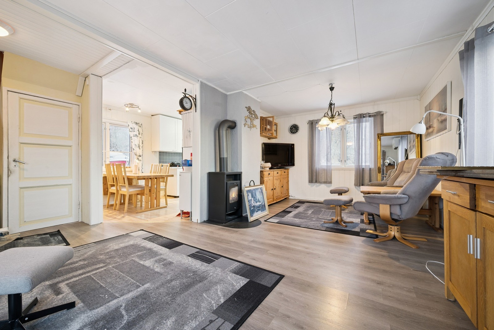 Nærtliggende stuen ligger kjøkkenet Galleribilde