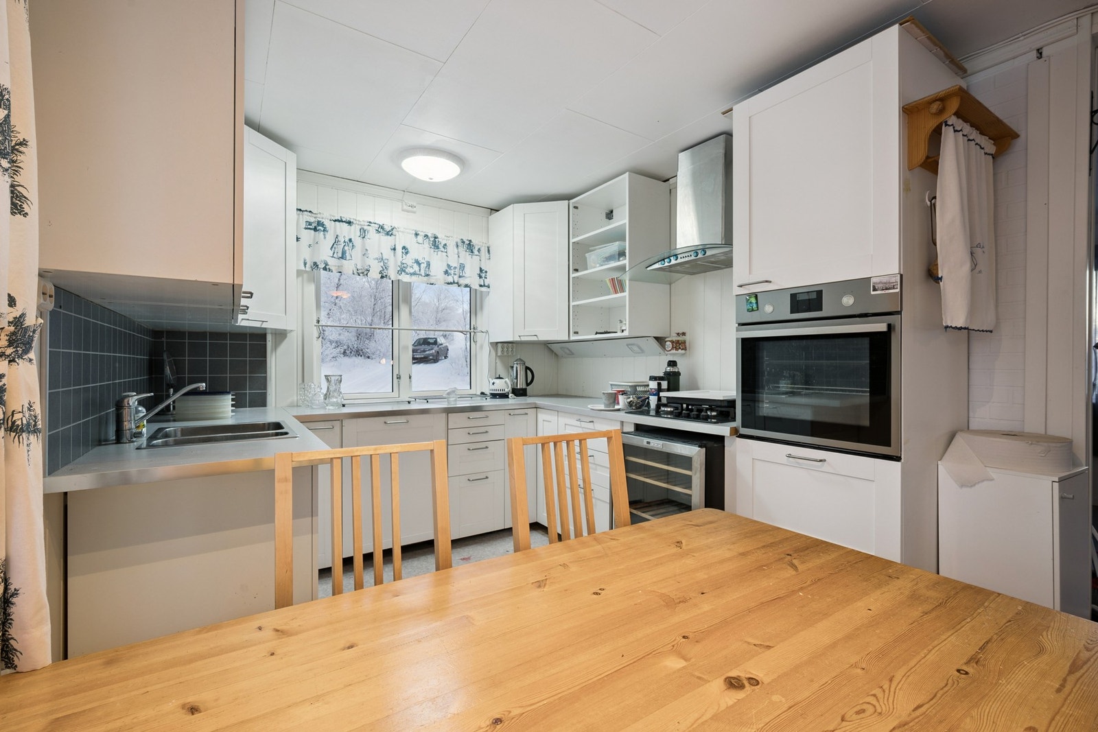 Kjøkkeninnredningen er fra 2016 Galleribilde