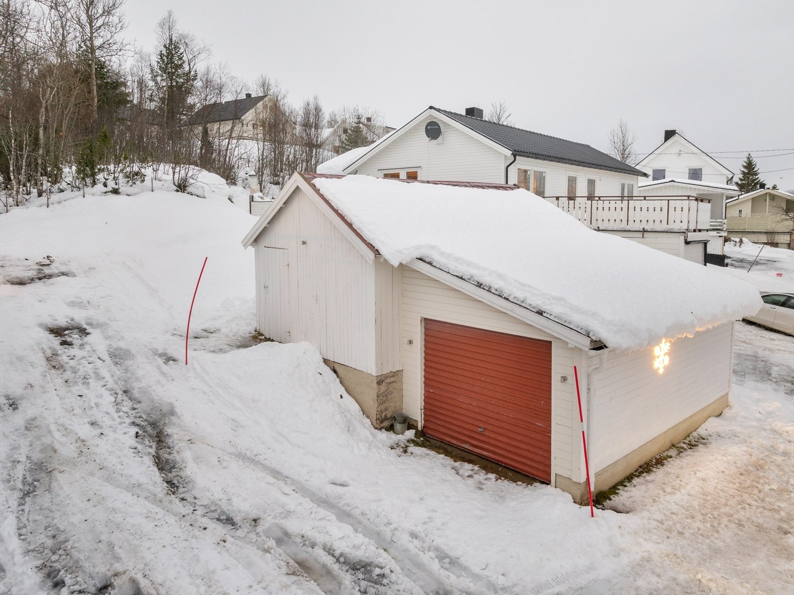 Eldre vedsjå med garasje, benyttet til lagring. Galleribilde