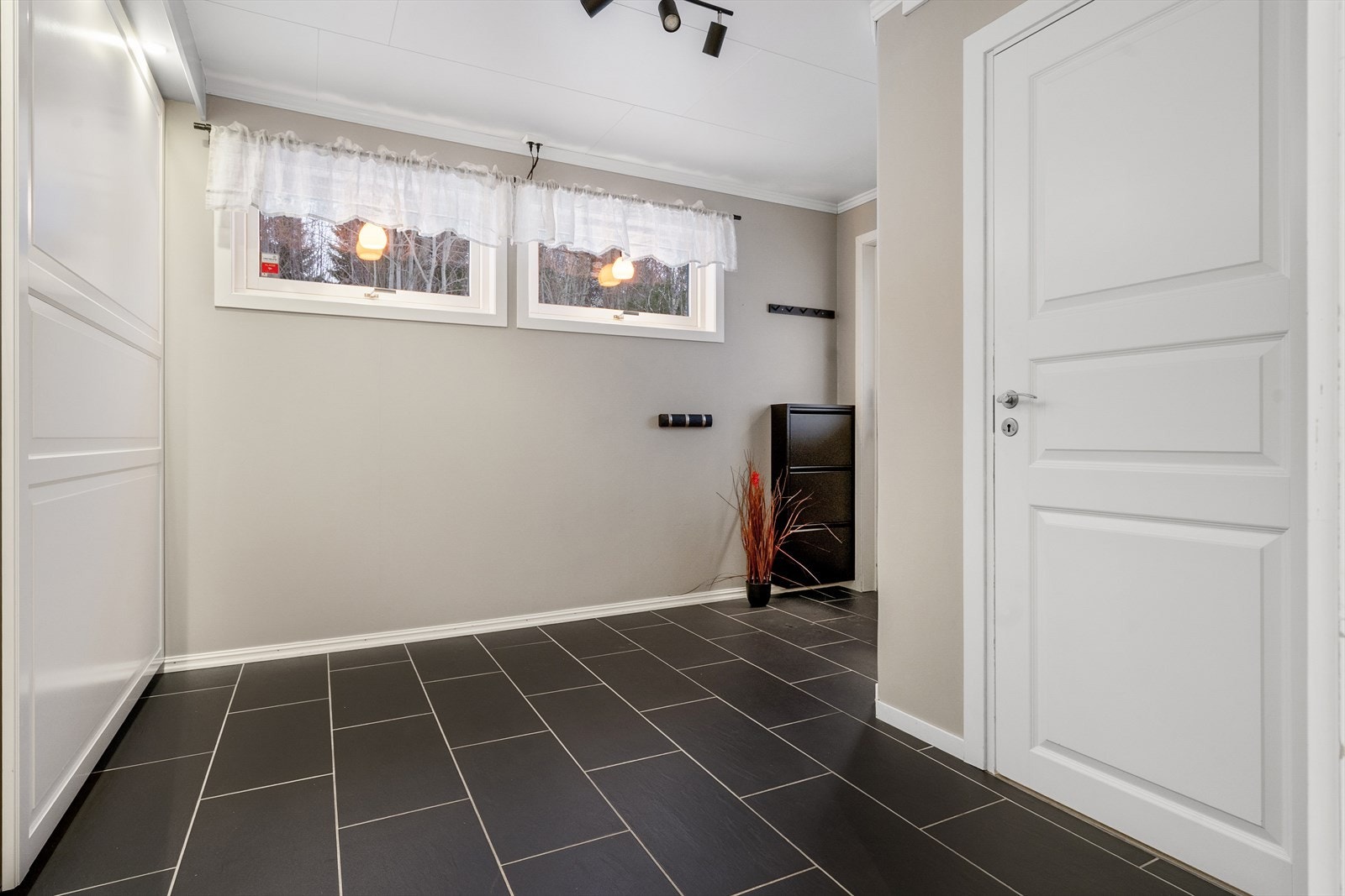 Vindfang med praktisk garderobe og varme i gulv. Galleribilde