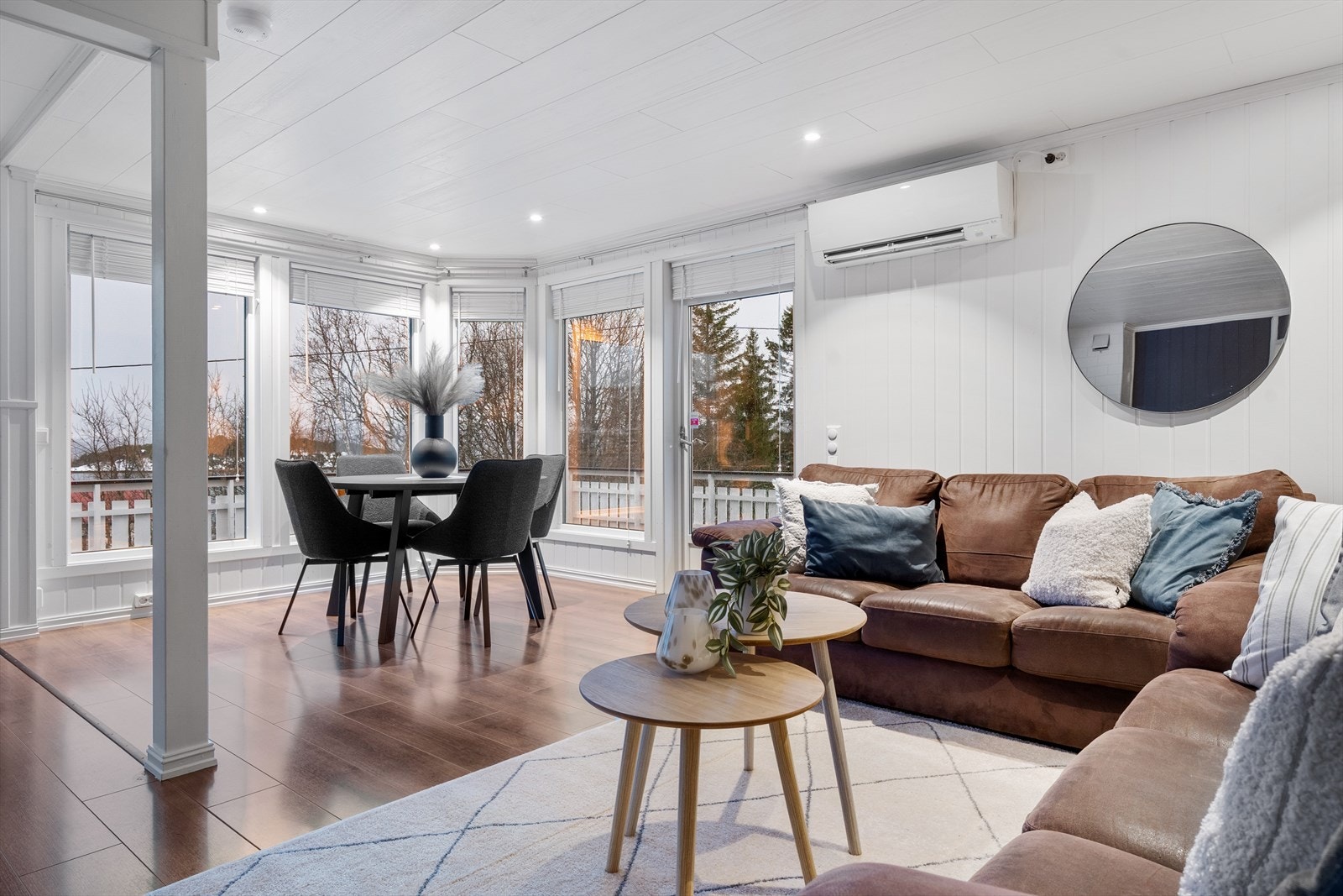 Stue i 1.etasje byr på vedfyring, varmepumpe og utgang til veranda. Galleribilde